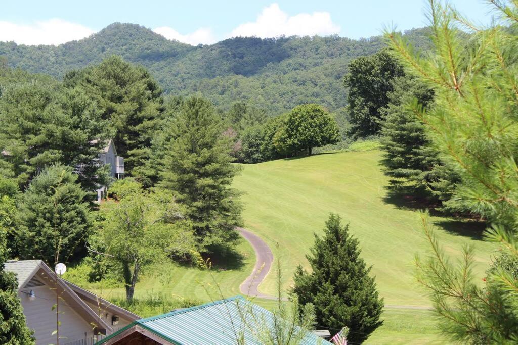 Creekside Gated Golf Mtn W/fast Wifi & Paved Holiday home